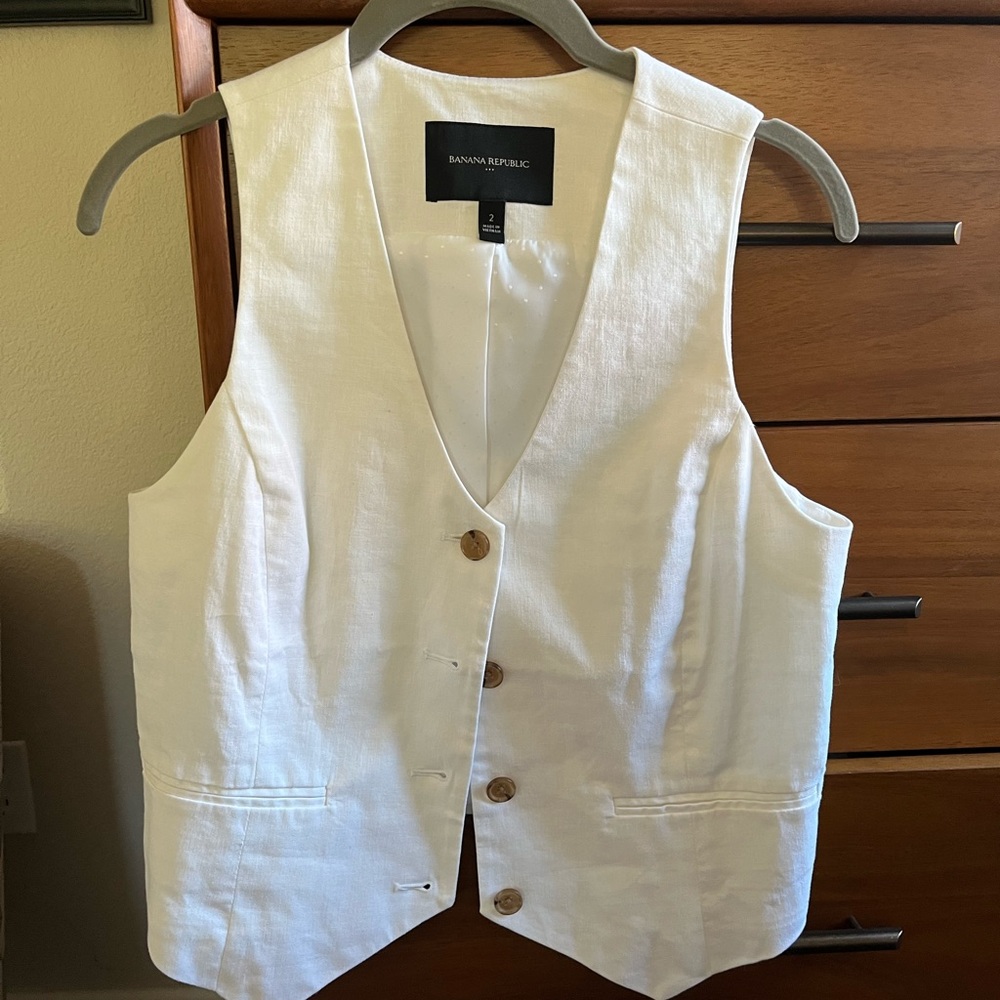 Banana Republic white linen vest, size 2, like new, no flaws
